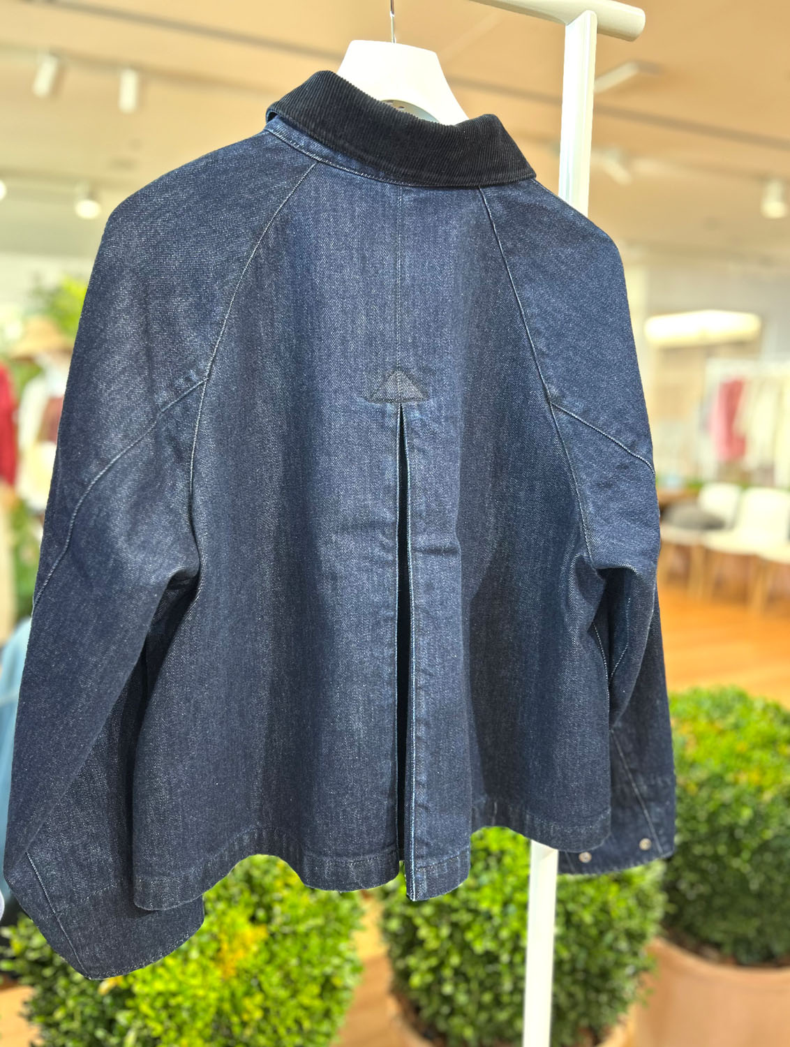 ユニクロのユーティリティショートジャケットは、プリーツ入りのバックスタイルで、ほんのり広がるAラインシルエットもかわいい!