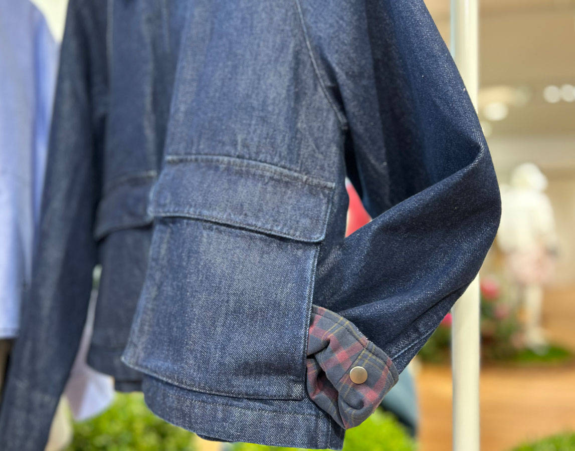 ユニクロのユーティリティショートジャケットは、裏地のチェック柄が袖をロールアップしたときにアクセントになって素敵!