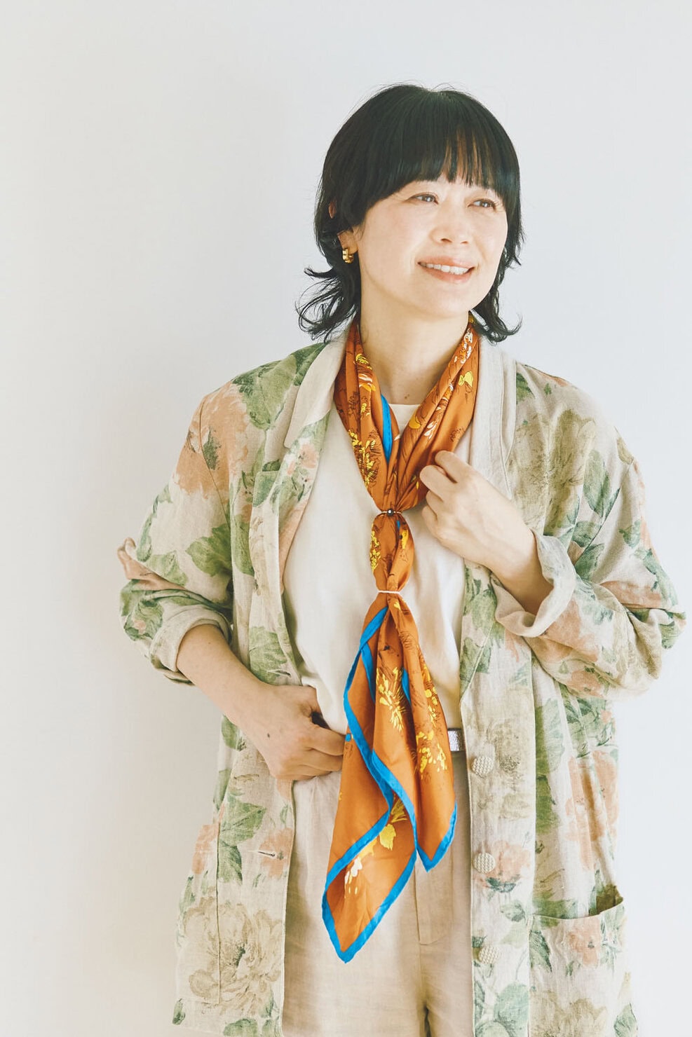 ヘアメイクデザイナー高松由佳さんのスカーフを取り入れた私服スナップ