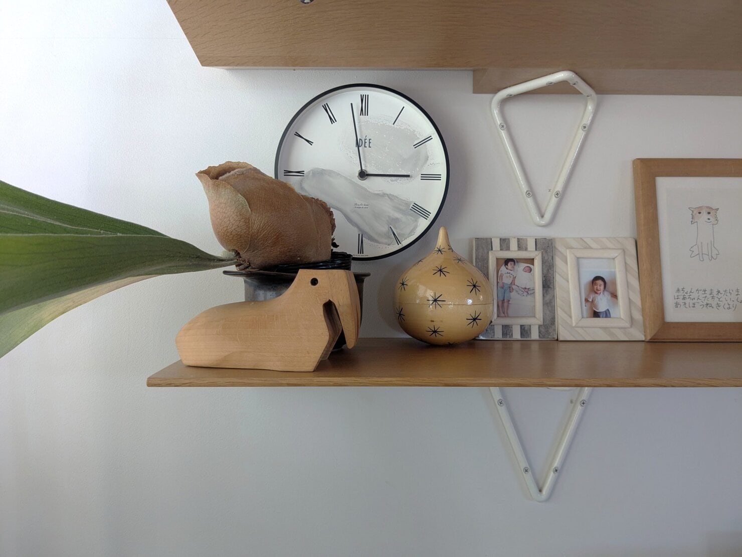 飾り棚に時計や写真と一緒に並べている動物モチーフの置物