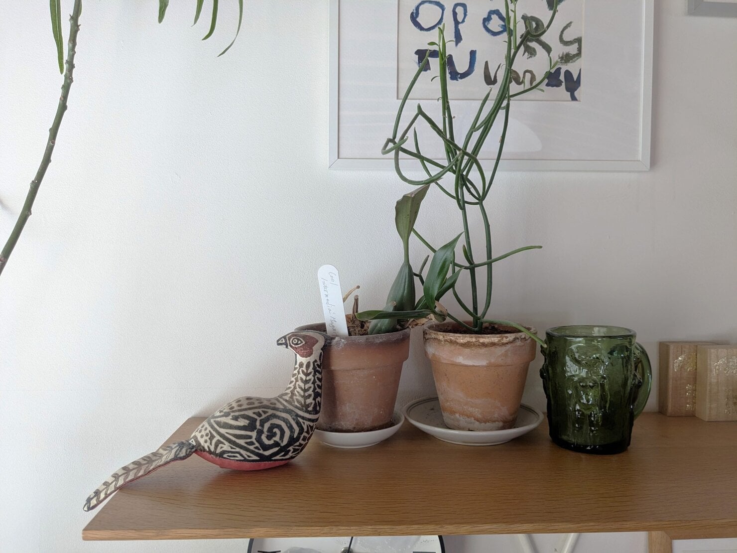 飛騨高山の伝統工芸品のキジの置物と鉢植え