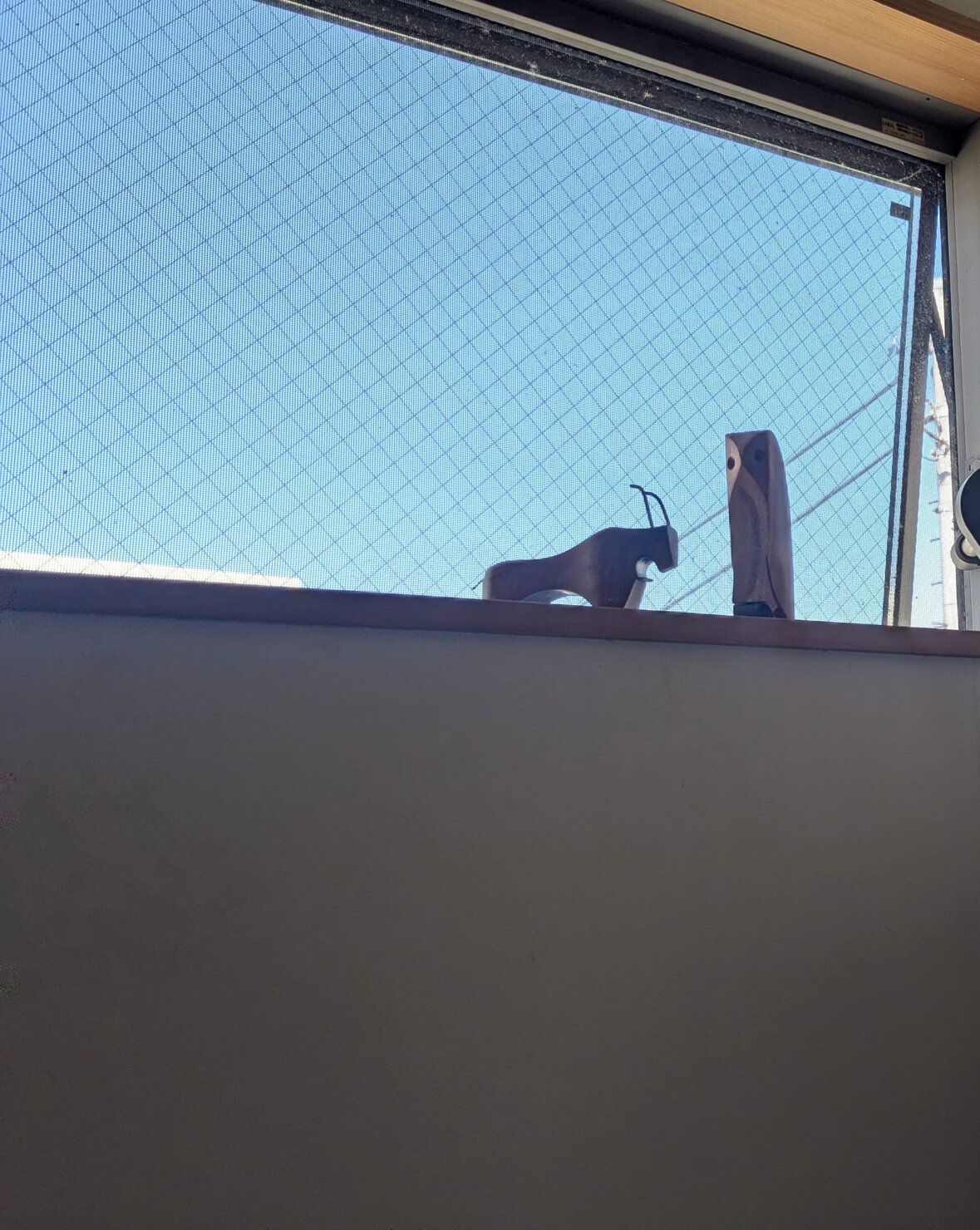 窓際に飾ったインド製のバッファローとフクロウの置物