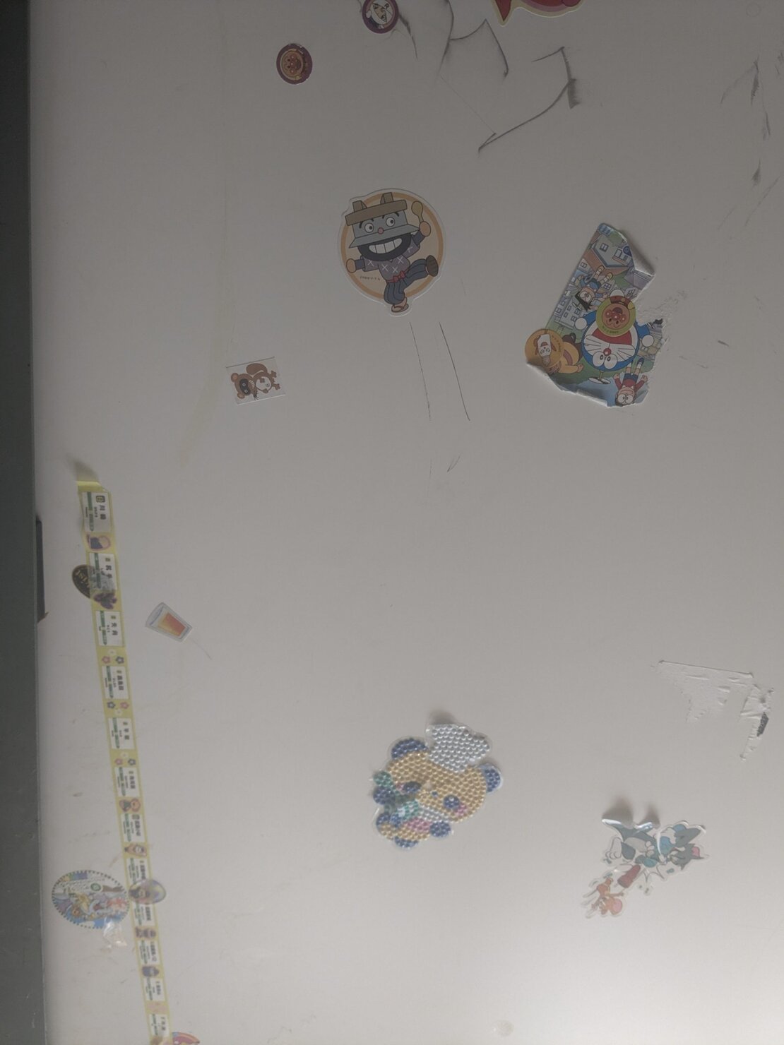 ハーフメイドテーブル裏に子どもたちが貼ったシール