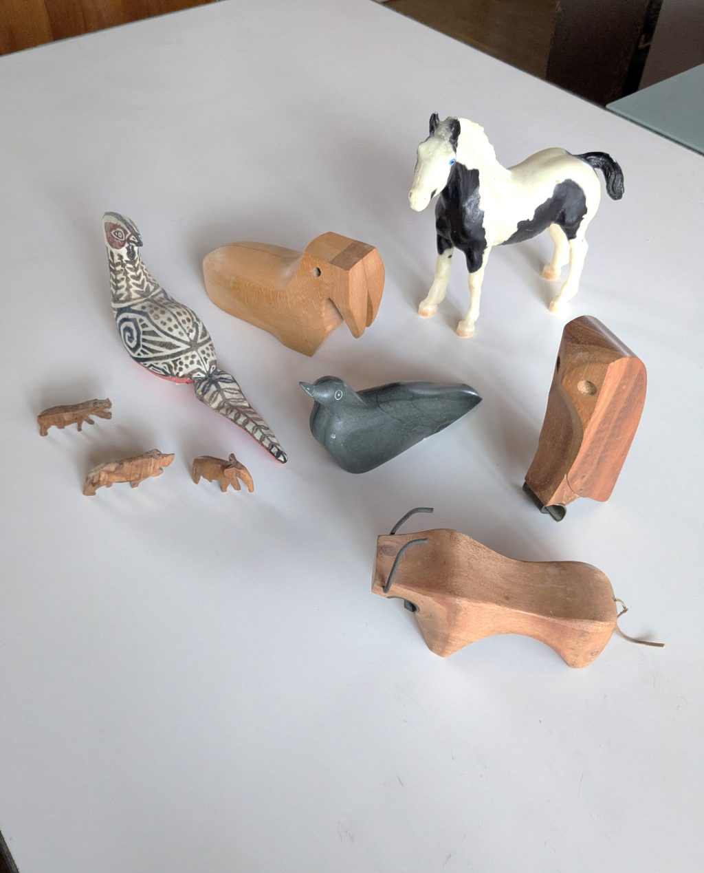 【動物モチーフのオブジェとの暮らし】お部屋に物語が生まれる、いとおしい置物たち。民芸品から蚤の市で見つけたお気に入りまで