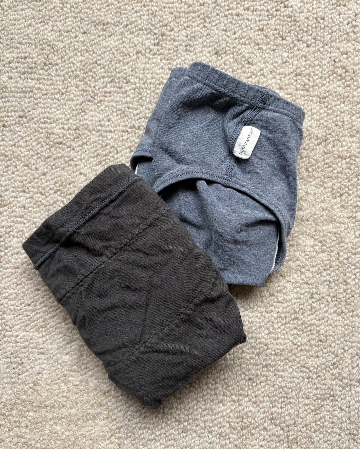 ナチュラムーンの『オーガニックコットン サニタリーショーツ』(右)は、肌触りがふんわりやさしく、締め付けすぎないのが好みです。ソフィの『オーガニックコットン温活ショーツ』(左)も温活効果があってホールド感もよい