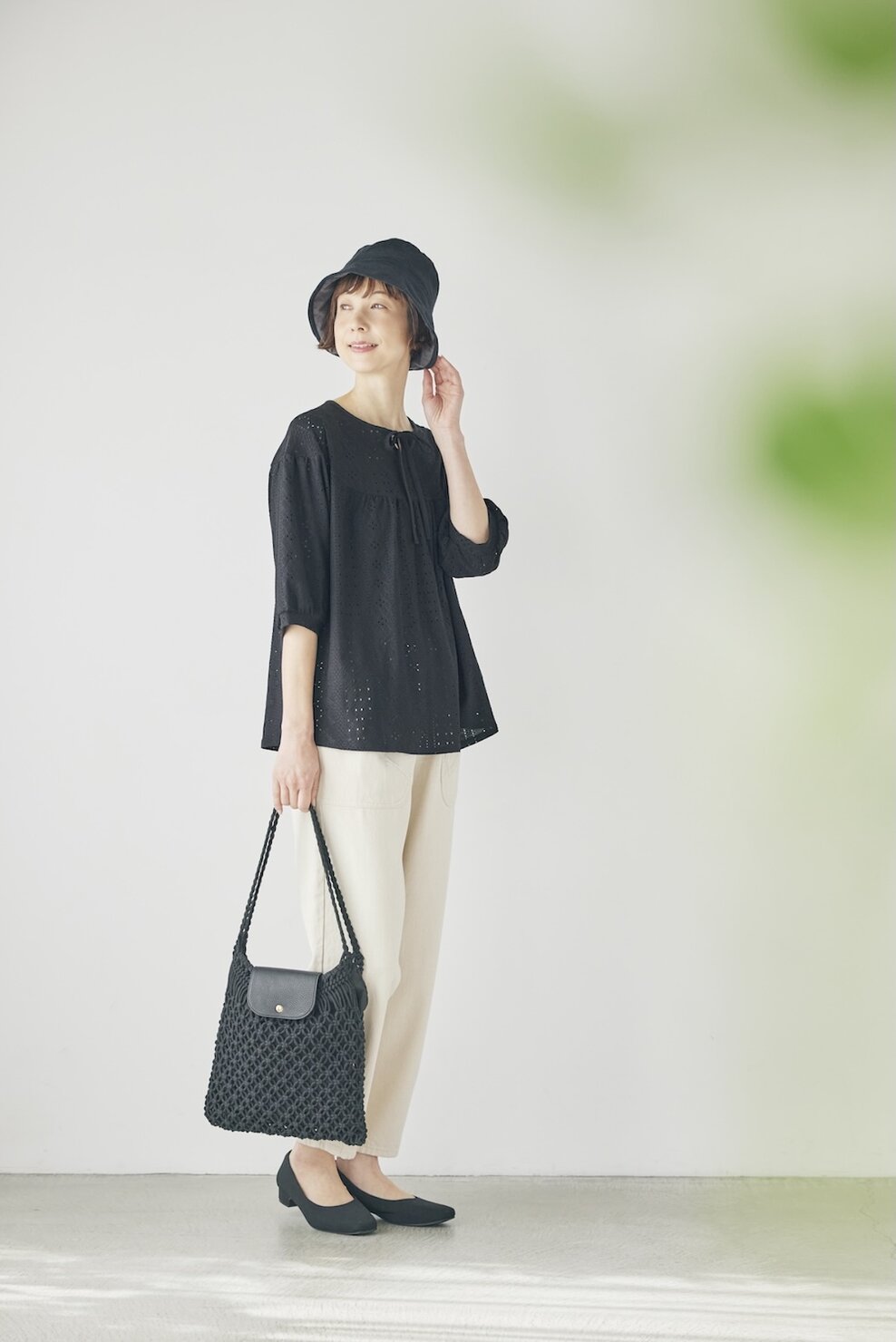 しまむら シーズンリーズンできれいめ大人コーディネート。コットン×レースのプルオーバー¥1,419で大人の甘さを軽やかに纏う