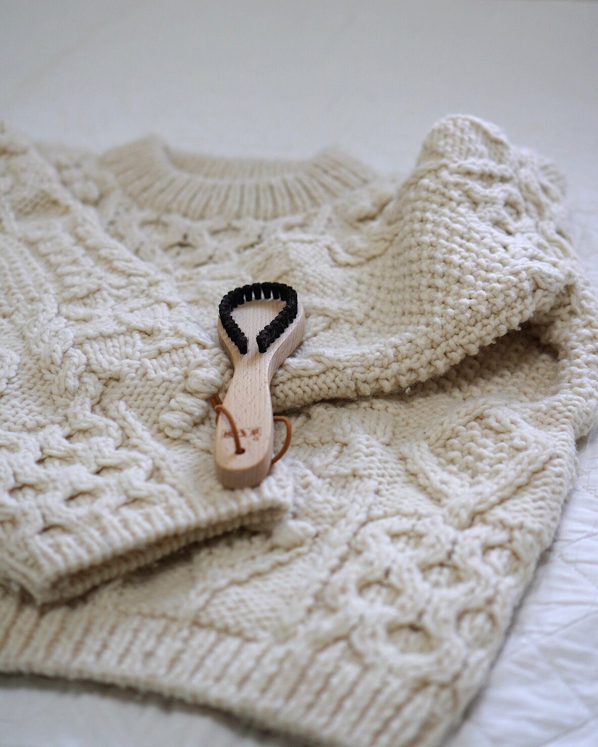 ざっくりニットと毛玉取りブラシ