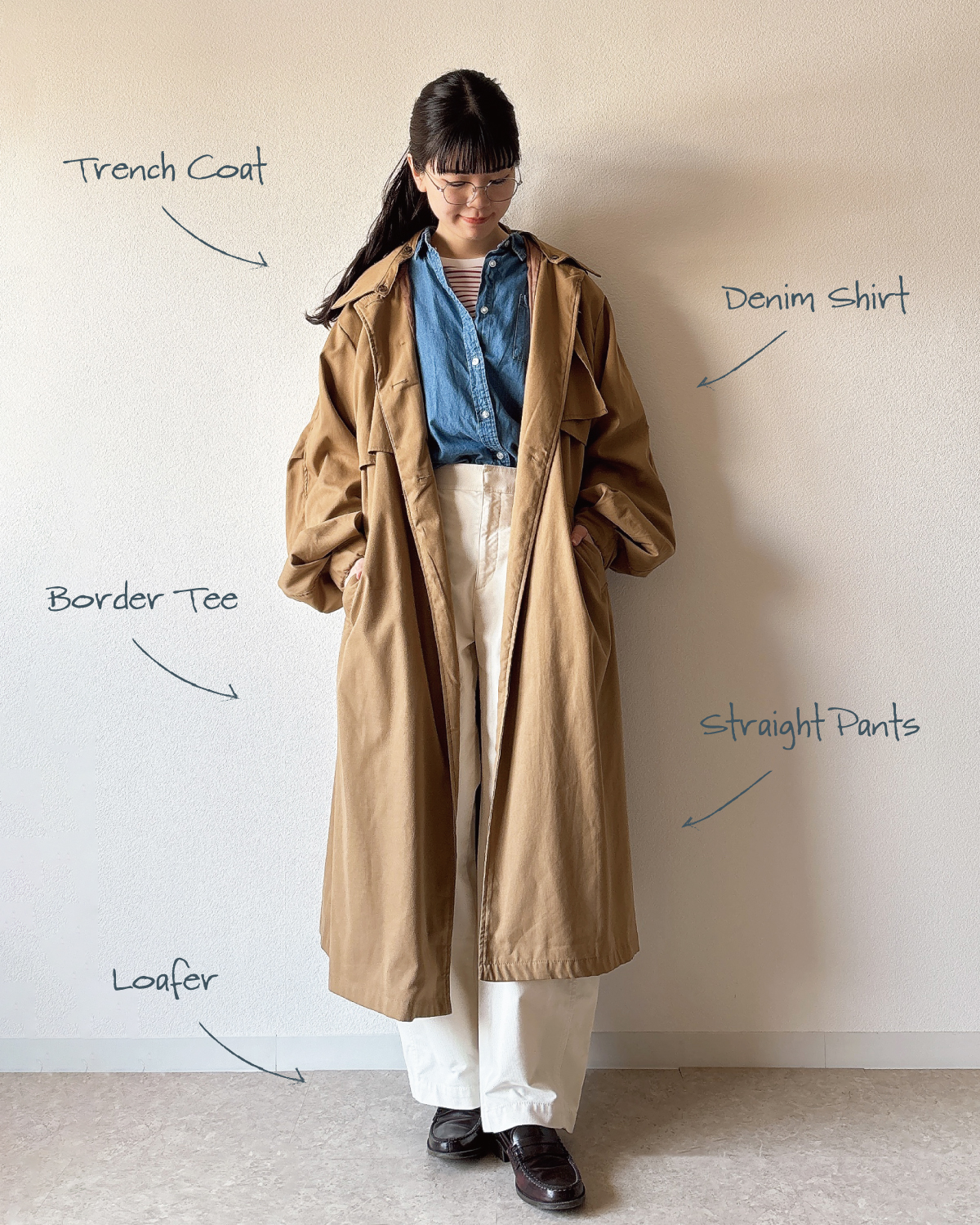 ユニクロのボーダーTにシャツをレイヤードし、トレンチコートを合わせたコーディネート