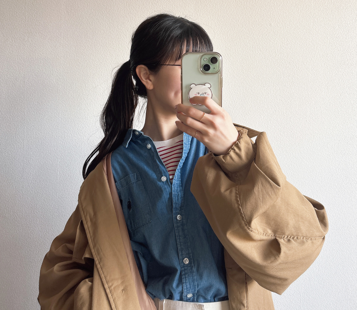 ユニクロのボーダーTにシャツをレイヤードし、トレンチコートを合わせたコーディネート