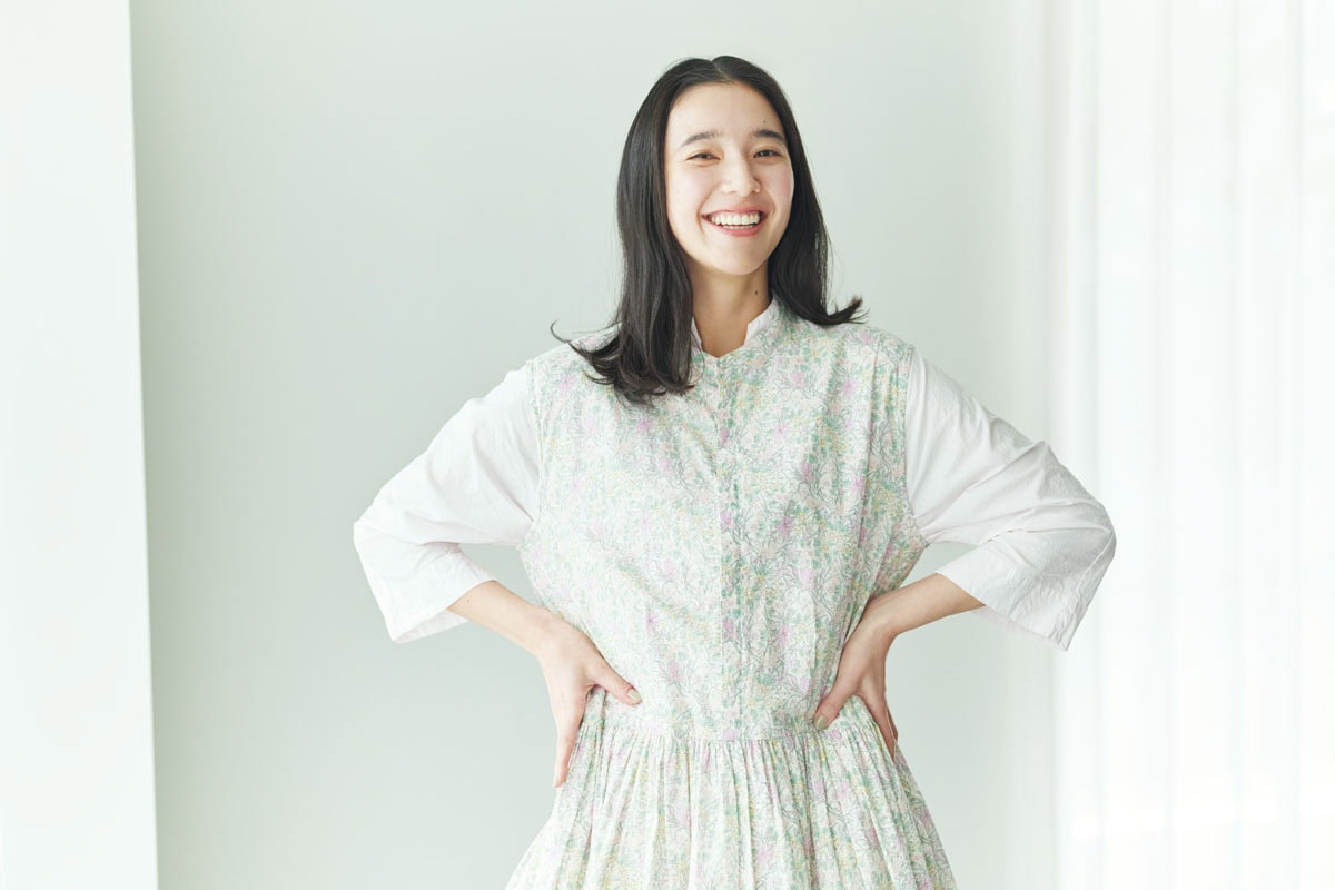 インするレイヤードで花柄ワンピースをとことん楽しむ