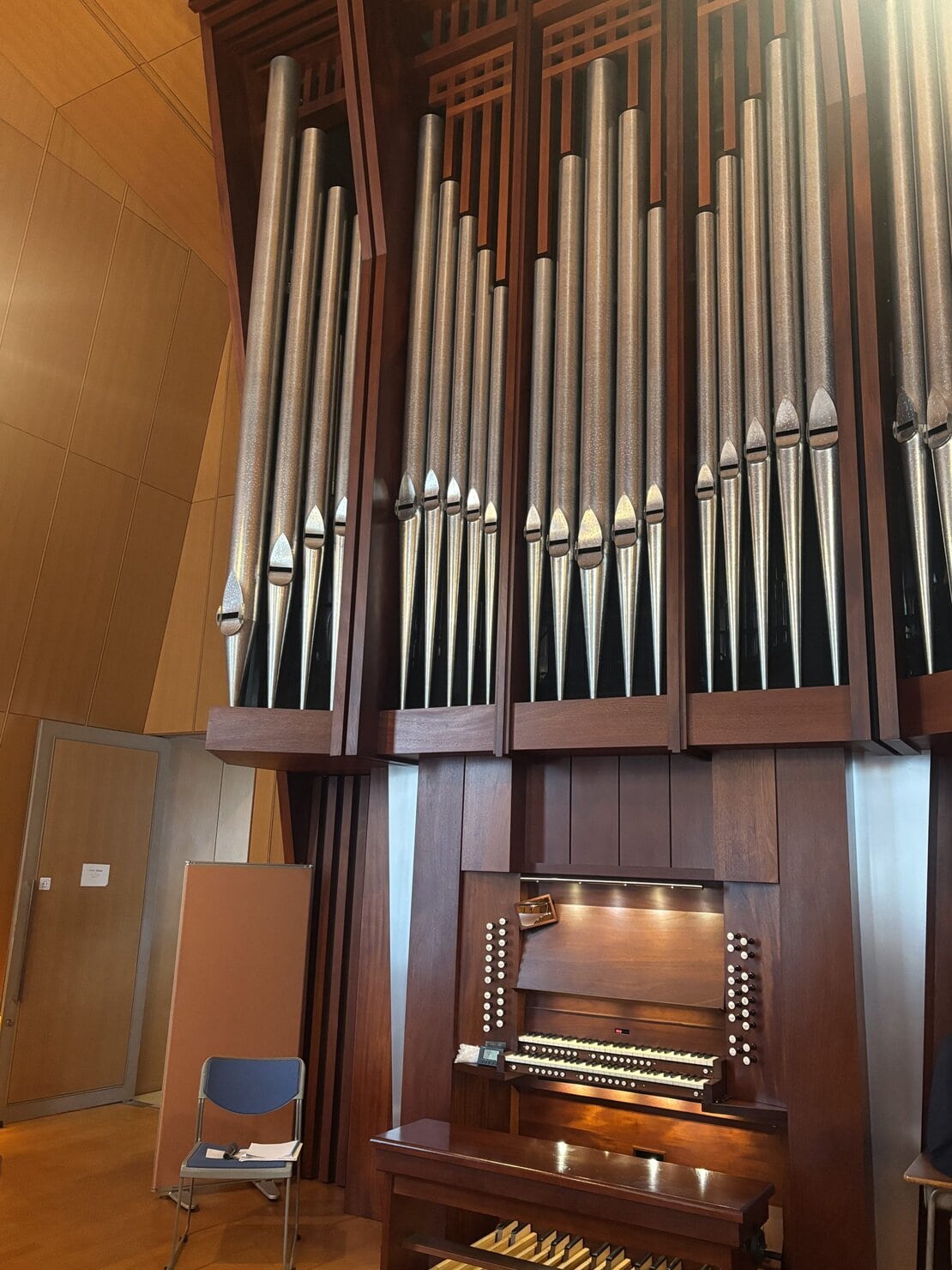 神戸・六甲アイランド】 チャペルに響く20年目の音色。神戸国際大学の