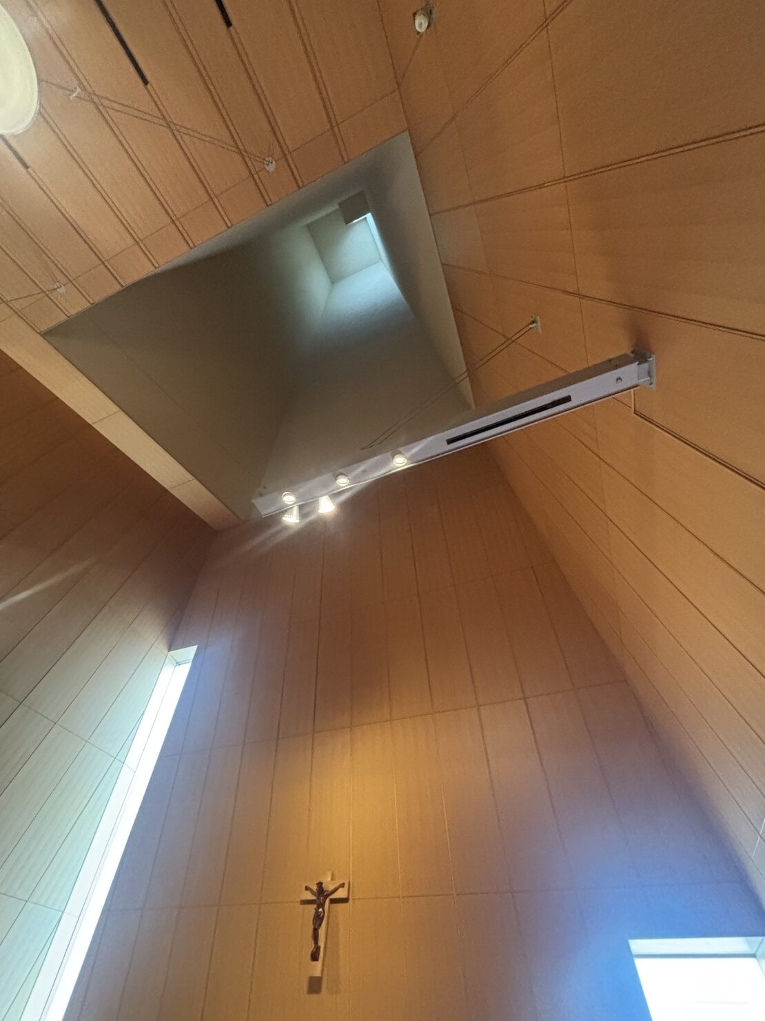 神戸国際大学チャペル 高さ21メートルの天井