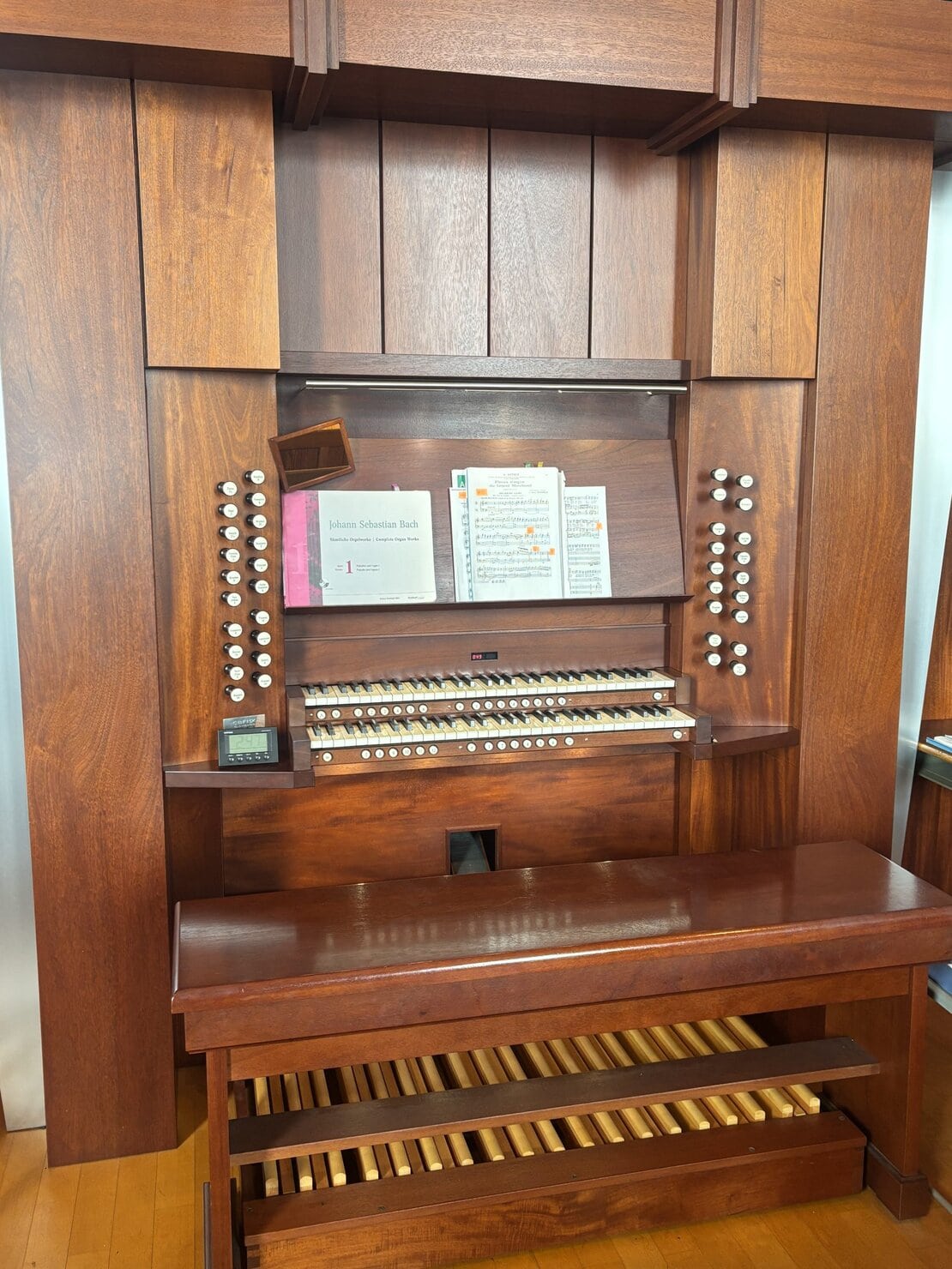 神戸国際大学チャペルのパイプオルガンの鍵盤周り