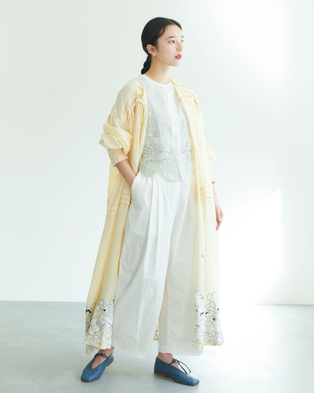 【レースを大人っぽく着こなすコツ】 色や素材を意識したシンプルな装いに、ほどよく華を添えるコーディネート