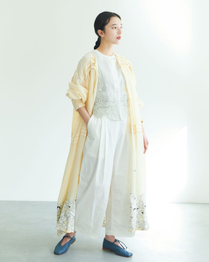 ゆるやかなコントラストがレース&刺しゅうをふわりと引き立てる