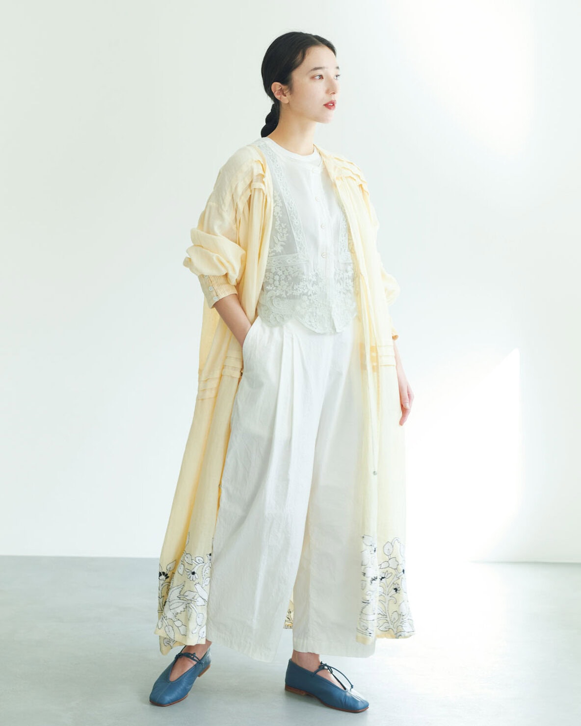 ゆるやかなコントラストがレース&刺しゅうをふわりと引き立てる
