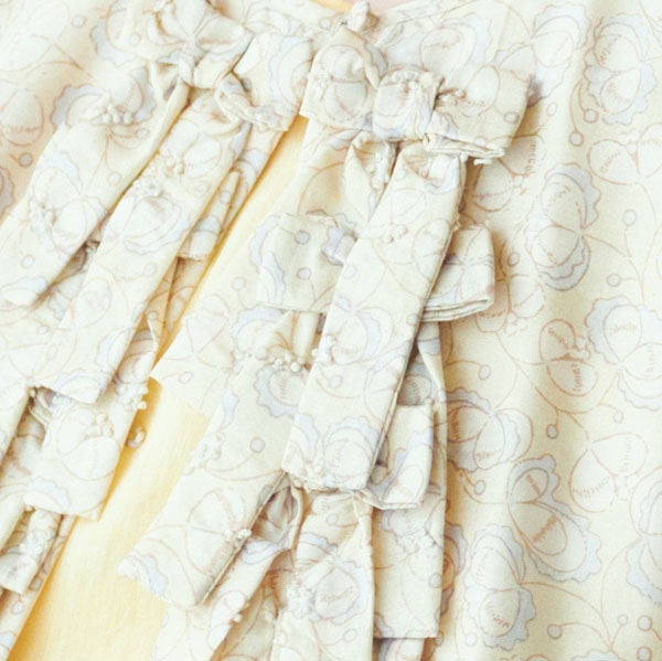 花芯部分に手刺しゅうを施した、さりげなく楽しめる幾何学的なプリント。