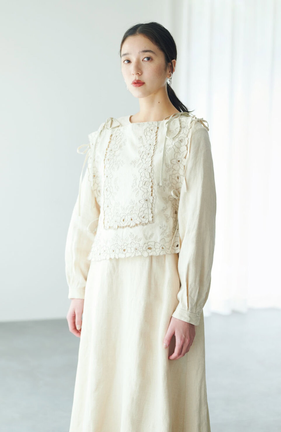 旬なカットレースを重ねるだけでシンプルワンピースもドラマティックに変身!