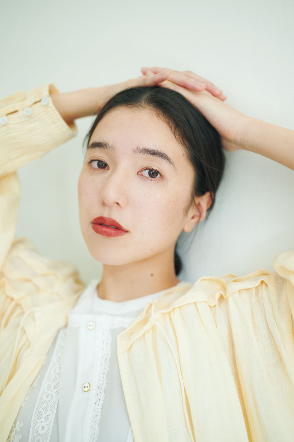 レースの軽やかさにマットリップの重さが好相性