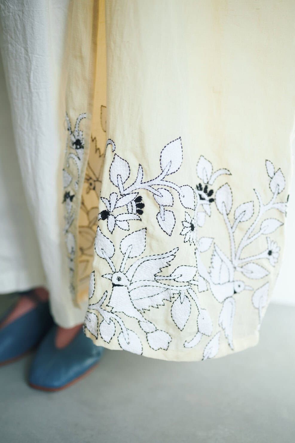 にぎやかな刺しゅうもボトムに散りばめられることで、さりげないアクセントとして活躍。