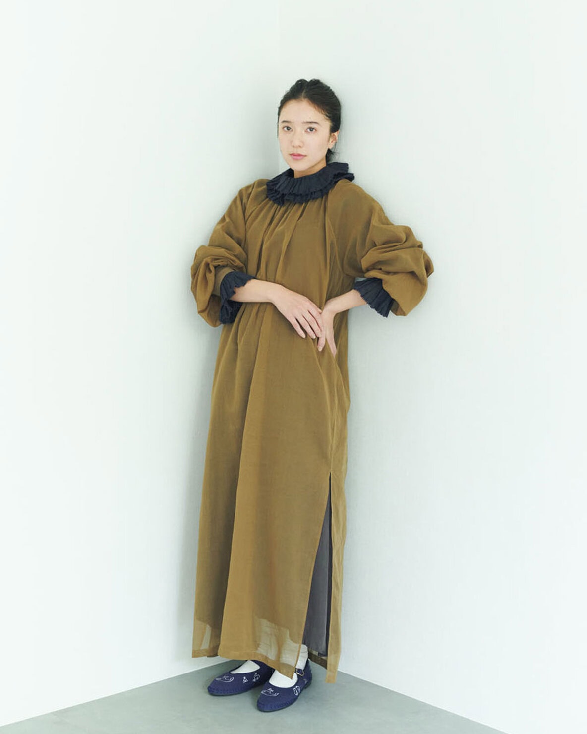 シアー だからこその楽しみ方。ワンピース重ねでおしゃれ感アップ