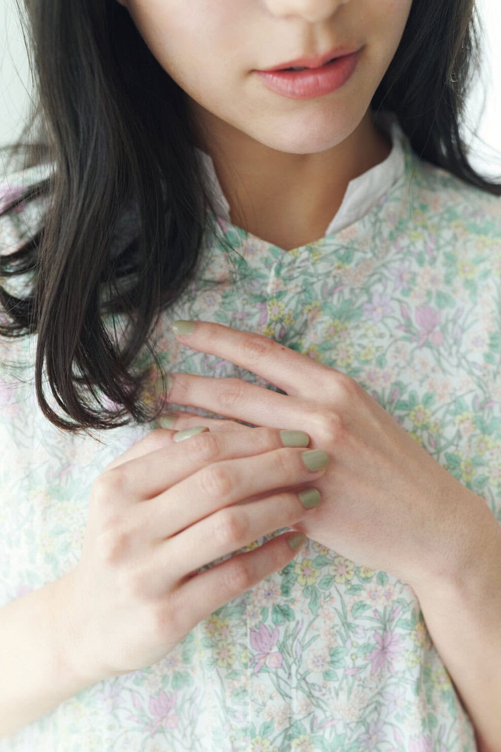 草木を連想させるグレイッシュなグリーンネイル