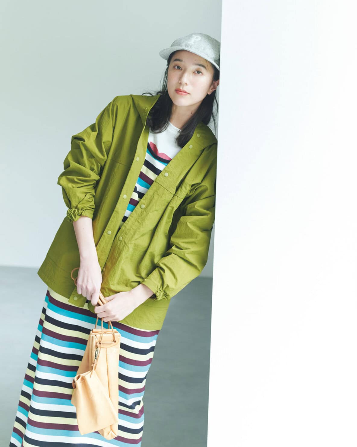 レディシルエットを加えたミックス感のあるアウトドアムード