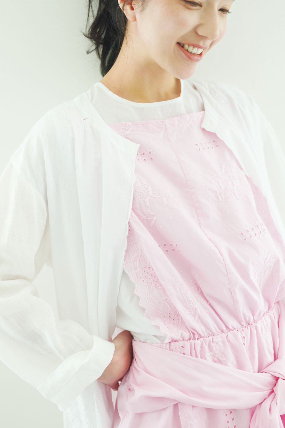 相性のよいホワイトとレイヤードすることで、抜け感を演出。春らしい軽やかさも自然と加速します。