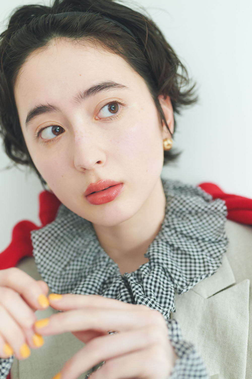 ジャケットに抜け感を出すぷっくりツヤリップ