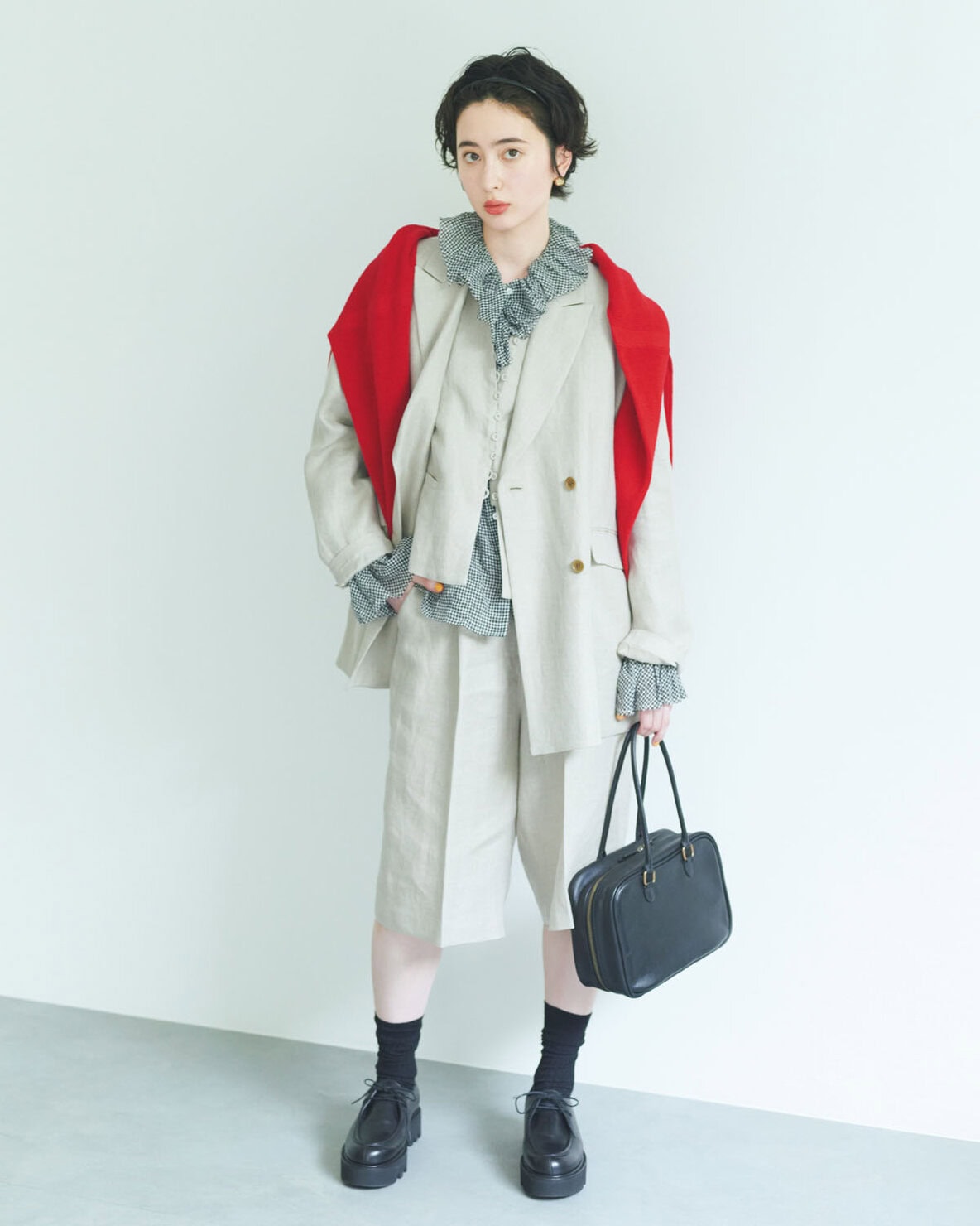 “キマりすぎない”が心地よいリネン素材のセットアップ