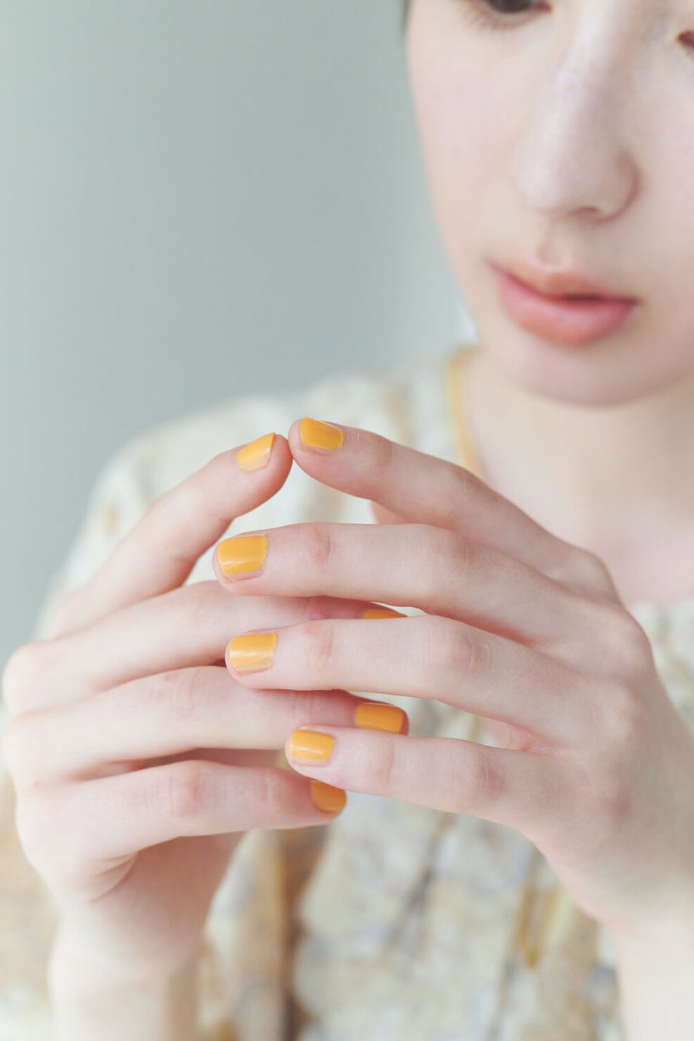 イエローと共鳴するポジティブオレンジな指先に
