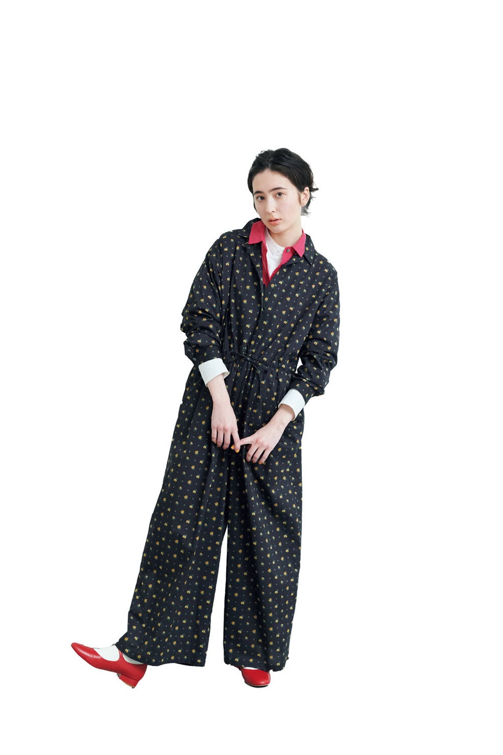 アクセントカラーを効かせたマニッシュな花柄スタイル