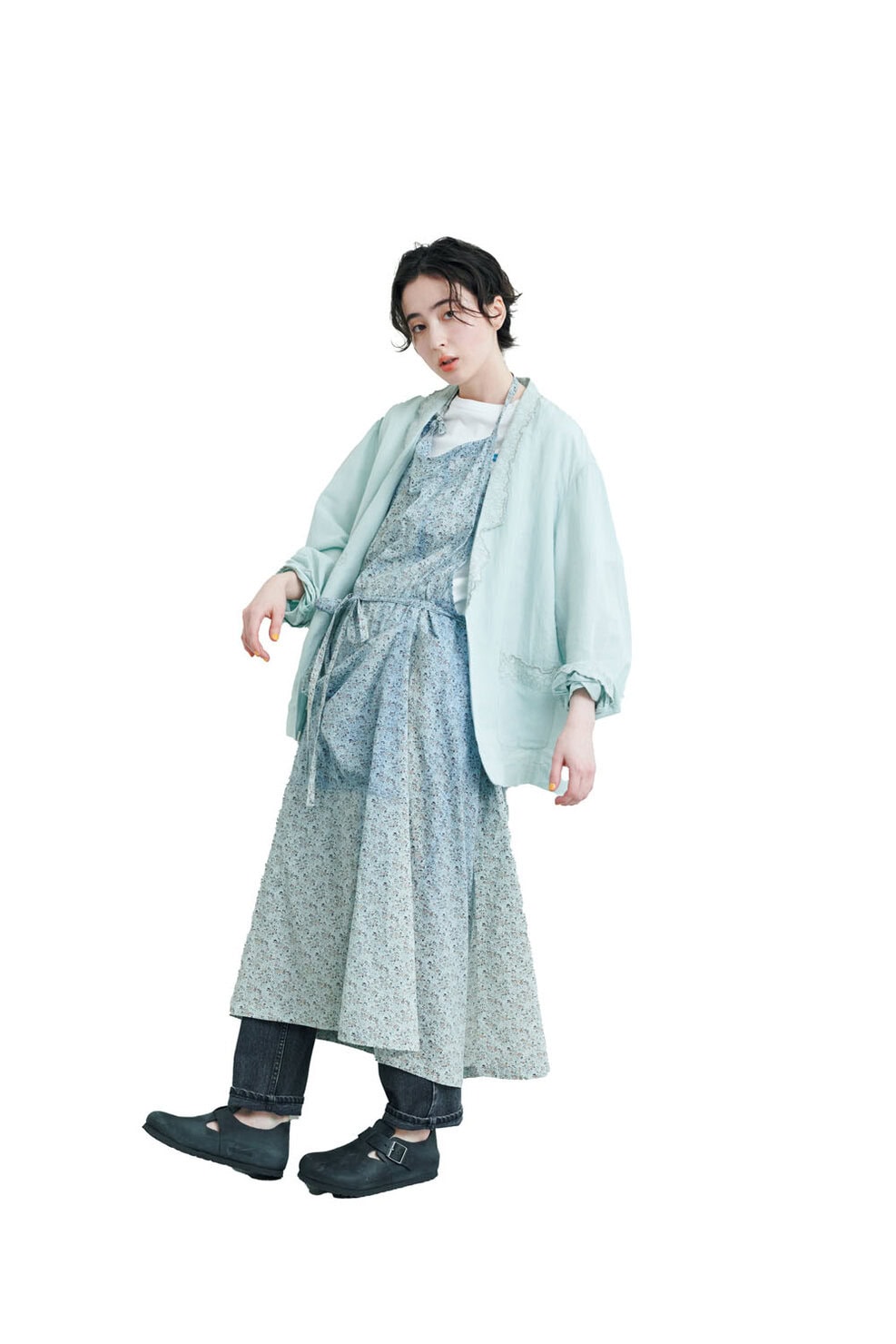 花柄エプロンドレスのラフなムードがこなれ感を演出!