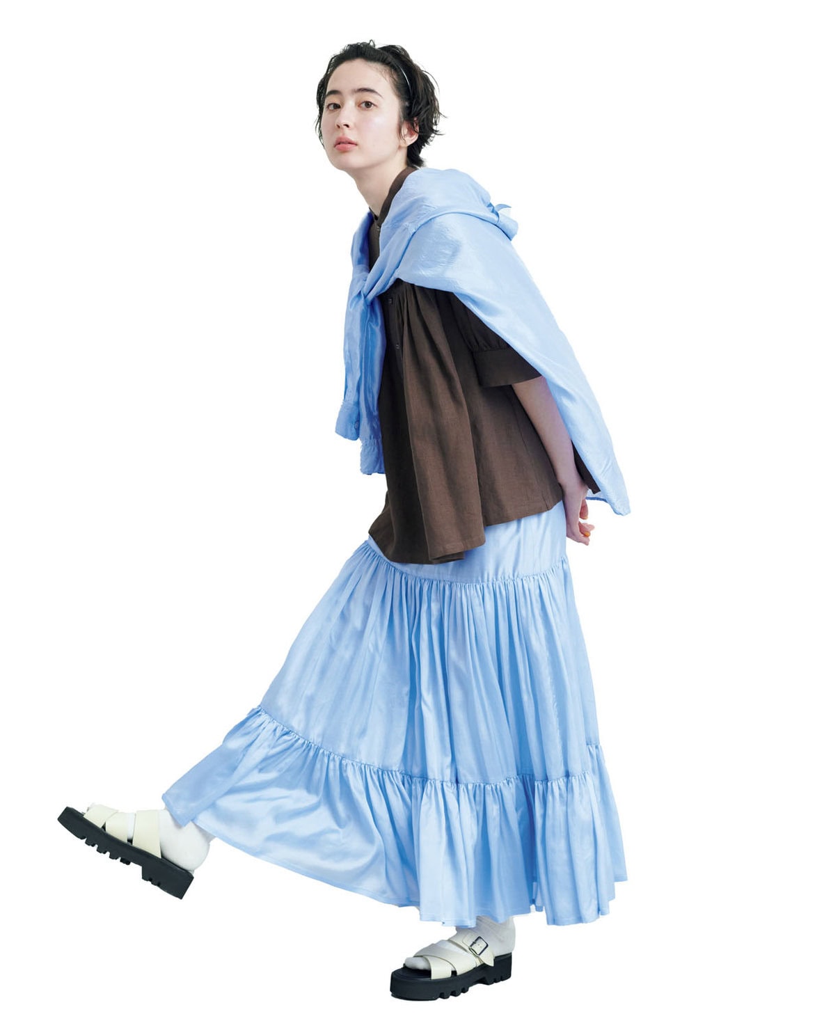 万能トレンドカラーのブラウンがブルーの清々しさを引き立てる