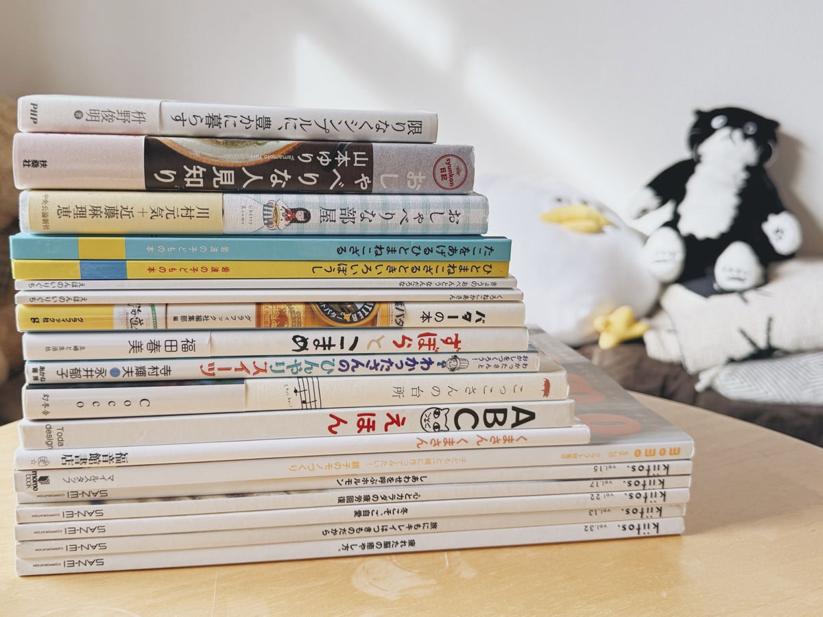レシピ本や絵本、雑誌など、読みたい本が積読としてたまっていく様子
