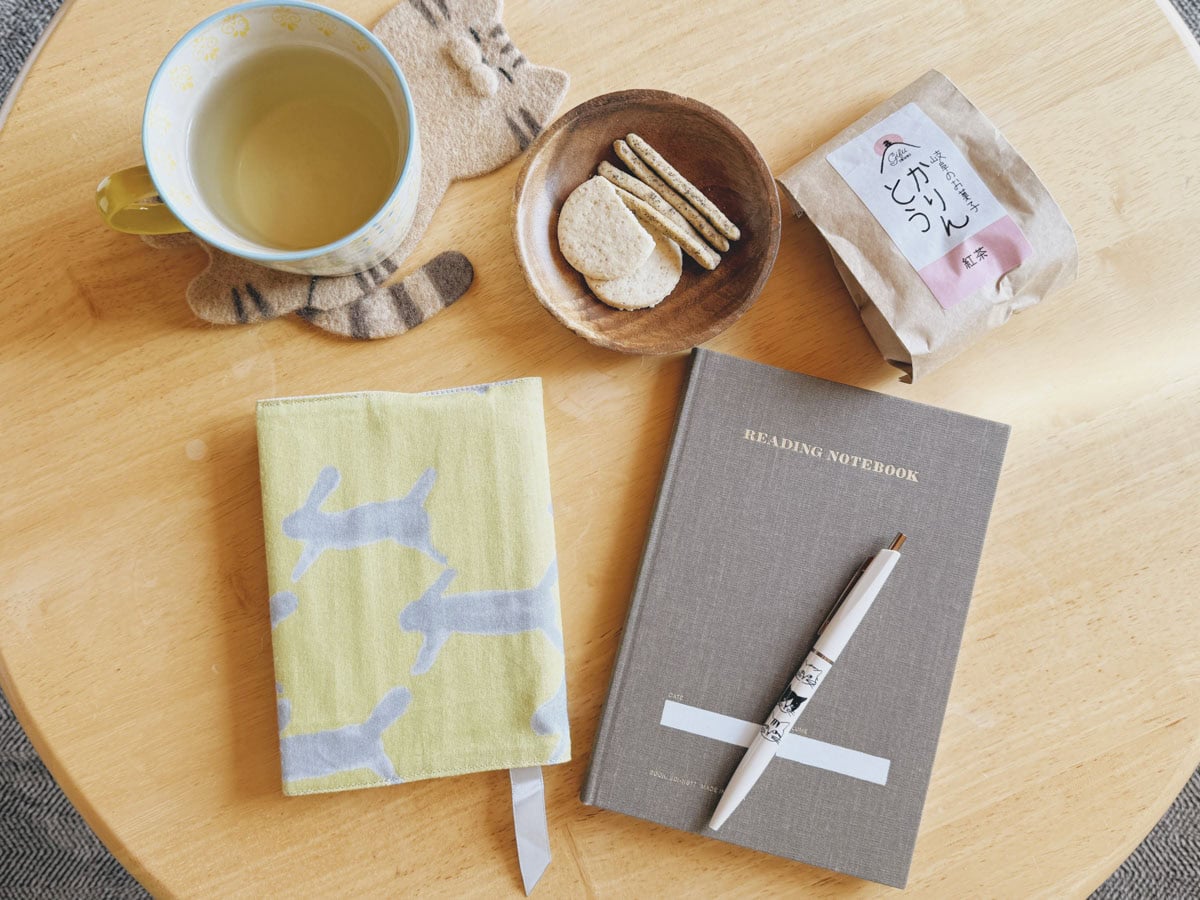 愛用している読書カバーやおやつとお茶、読書ノートといったお気に入りの読書アイテム