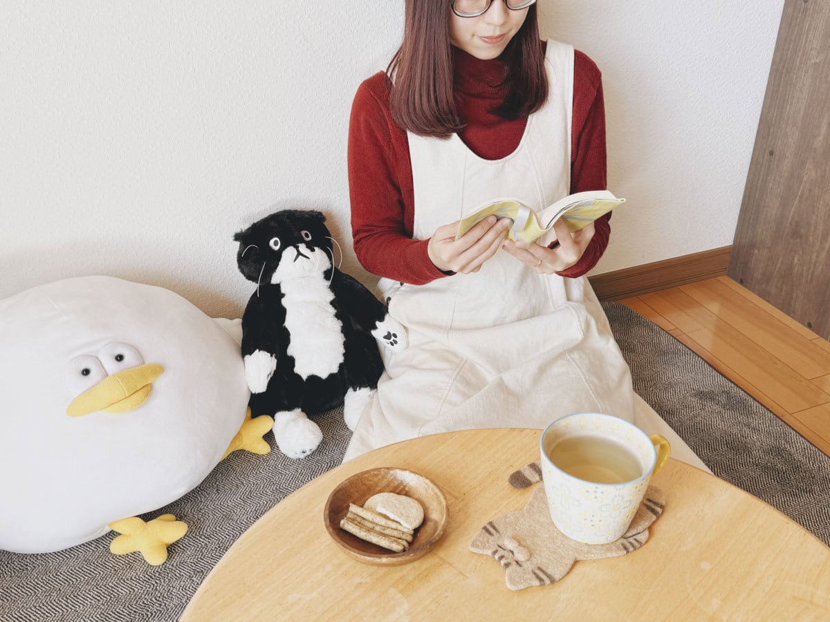 おやつやお茶を用意して本を読んでいるところ