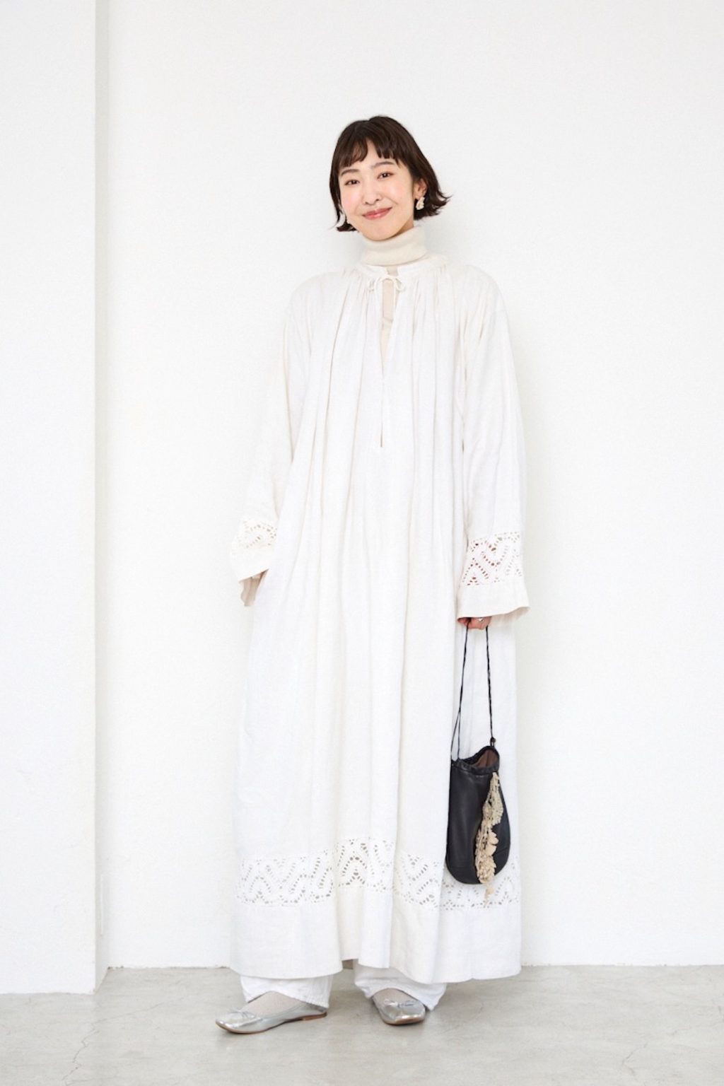 モデル／ショップスタッフ 保谷幸栄さんの私服ファッションスナップ。レースのビンテージドレスが主役。白でつないでやさしい春の装いに