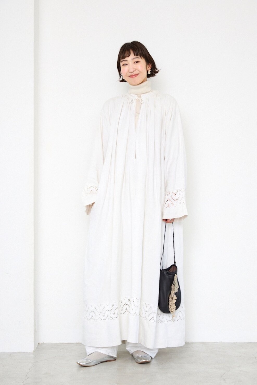 モデル／ショップスタッフ 保谷幸栄さんの私服ファッションスナップ。レースのビンテージドレスが主役。白でつないでやさしい春の装いに