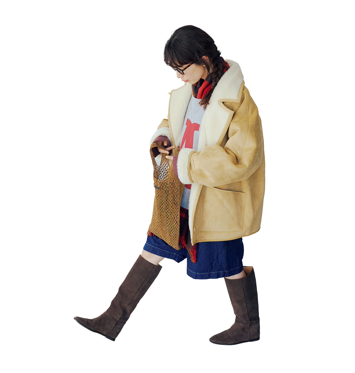 軽やかなボトムスでボリュームを調整したムートンコートスタイル