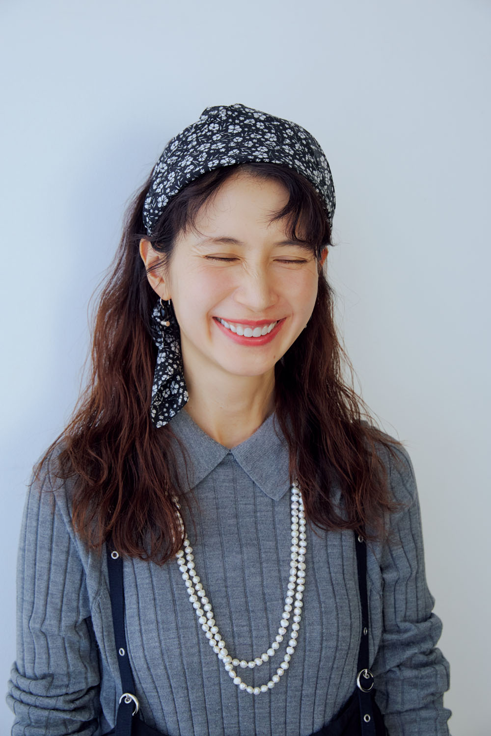 モノトーンの小花柄スカーフを頭に巻いて、大人かわいい印象に。
