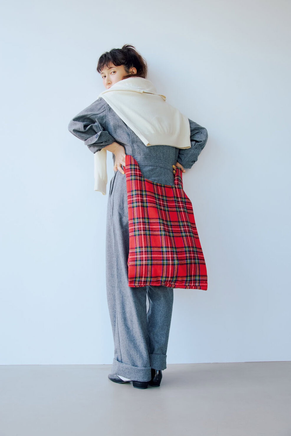 彩度を控えめに取り入れた赤アイテムの着こなし