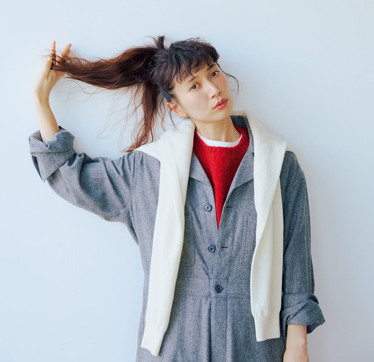 インナーに赤を上手に取り入れた装い