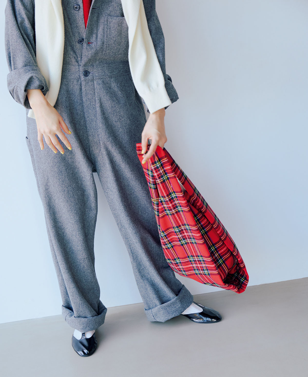 赤が引き立つよう彩度は控えめに。足もとはあえてレディなシューズで仕上げて、女性らしさもキープ。