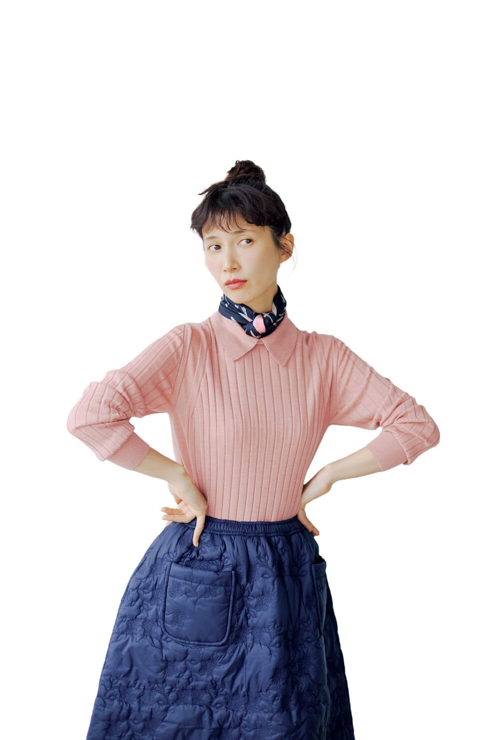 襟付きニットはスカーフとも相性◎