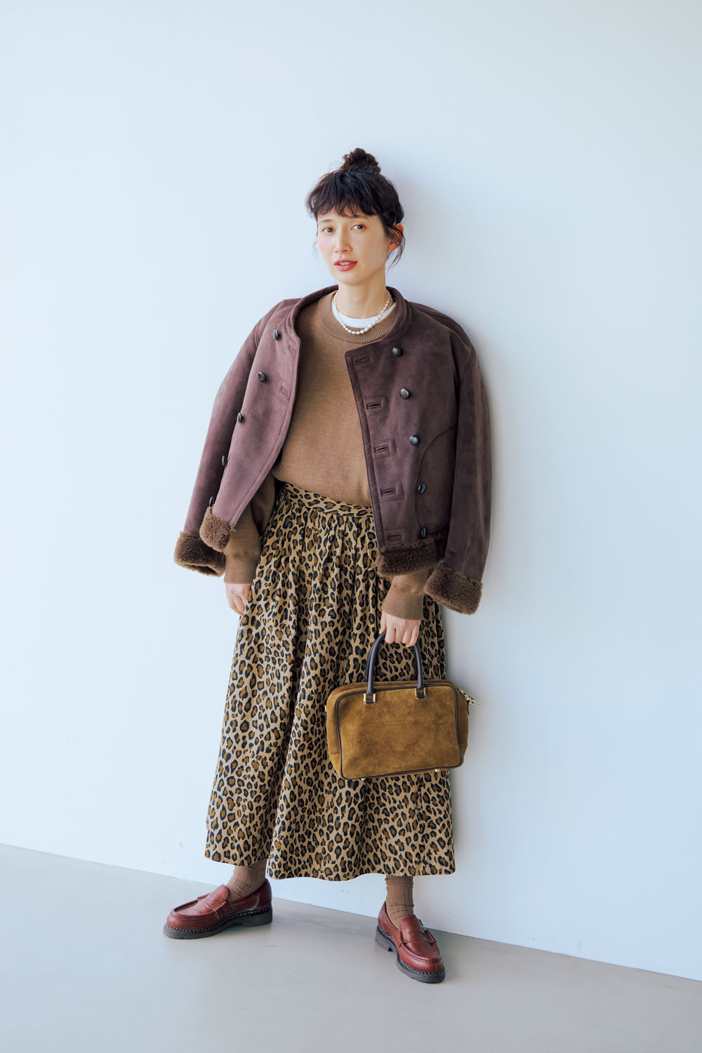 ムートンジャケットで全体をすっきり見せたワントーンスタイル