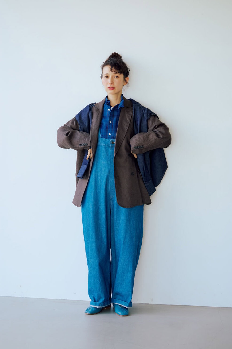 淡いシャンブレーデニムのサロペットと合わせてカジュアルにしたジャケットコーデ