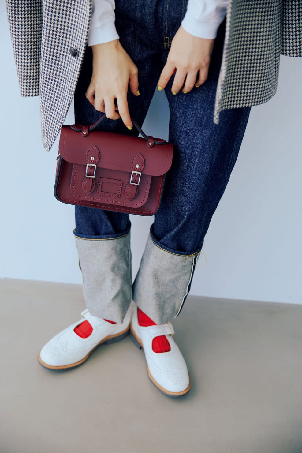 赤アイテムコーデ、靴下に取り入れるのもアクセントカラーになっておしゃれ!