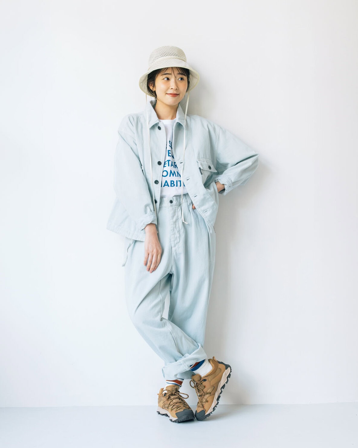 コロンビア×SABER™VI LO OUTDRY™ WIDEのスニーカーで着こなし