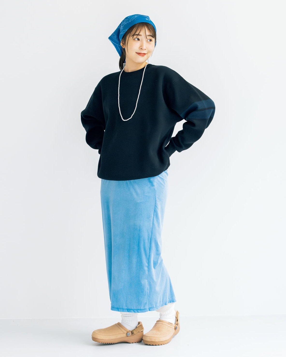 クロックスの ストラップシューズを着こなし